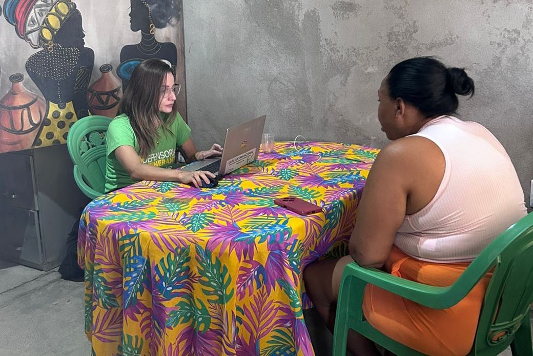 Integra a equipe de atendimento a defensora pública Flávia Hardt Schreiner