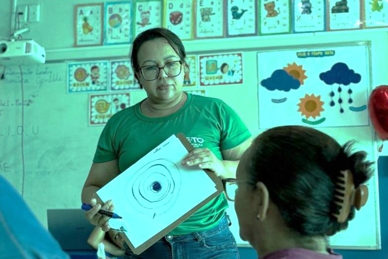 A psicóloga Nilda Belo de Morais durante roda de conversa com mulheres