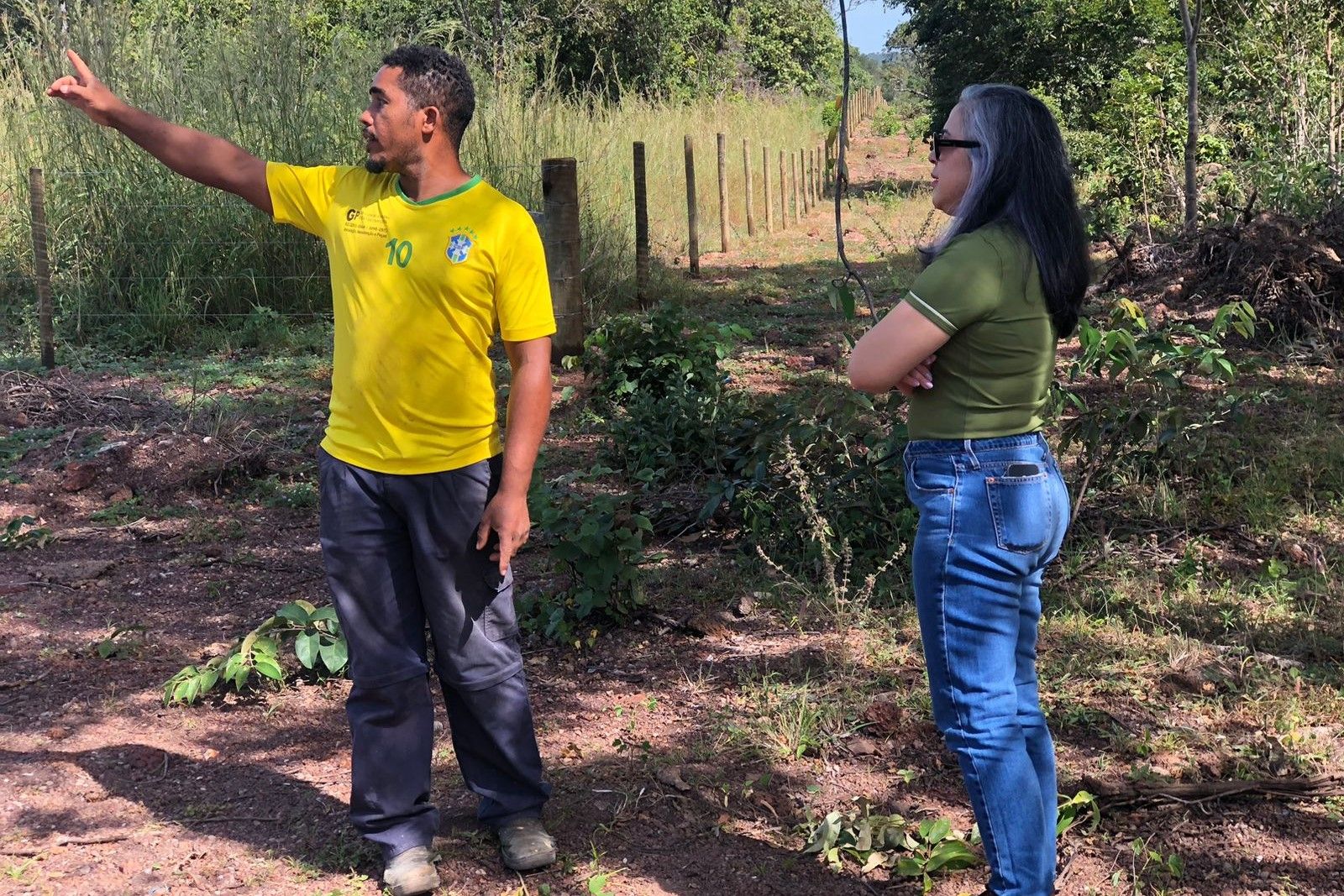 Defensora pública Kenia Pimenta conversa com morado de uma das comunidades visitadas