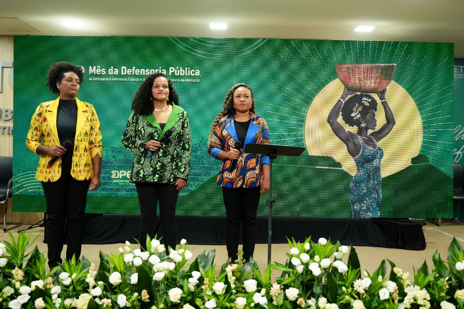 Hino Nacional executado pelo grupo musical Vozes de Ébano