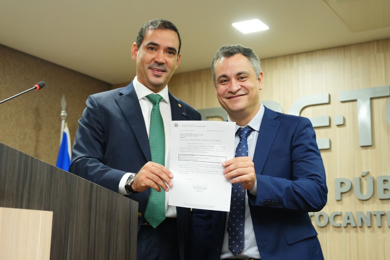Deputado federal Vicentinho Júnior (E) anunciou a destinação de R$ 500 mil de emenda parlamentar para Defensoria Pública do Tocantins