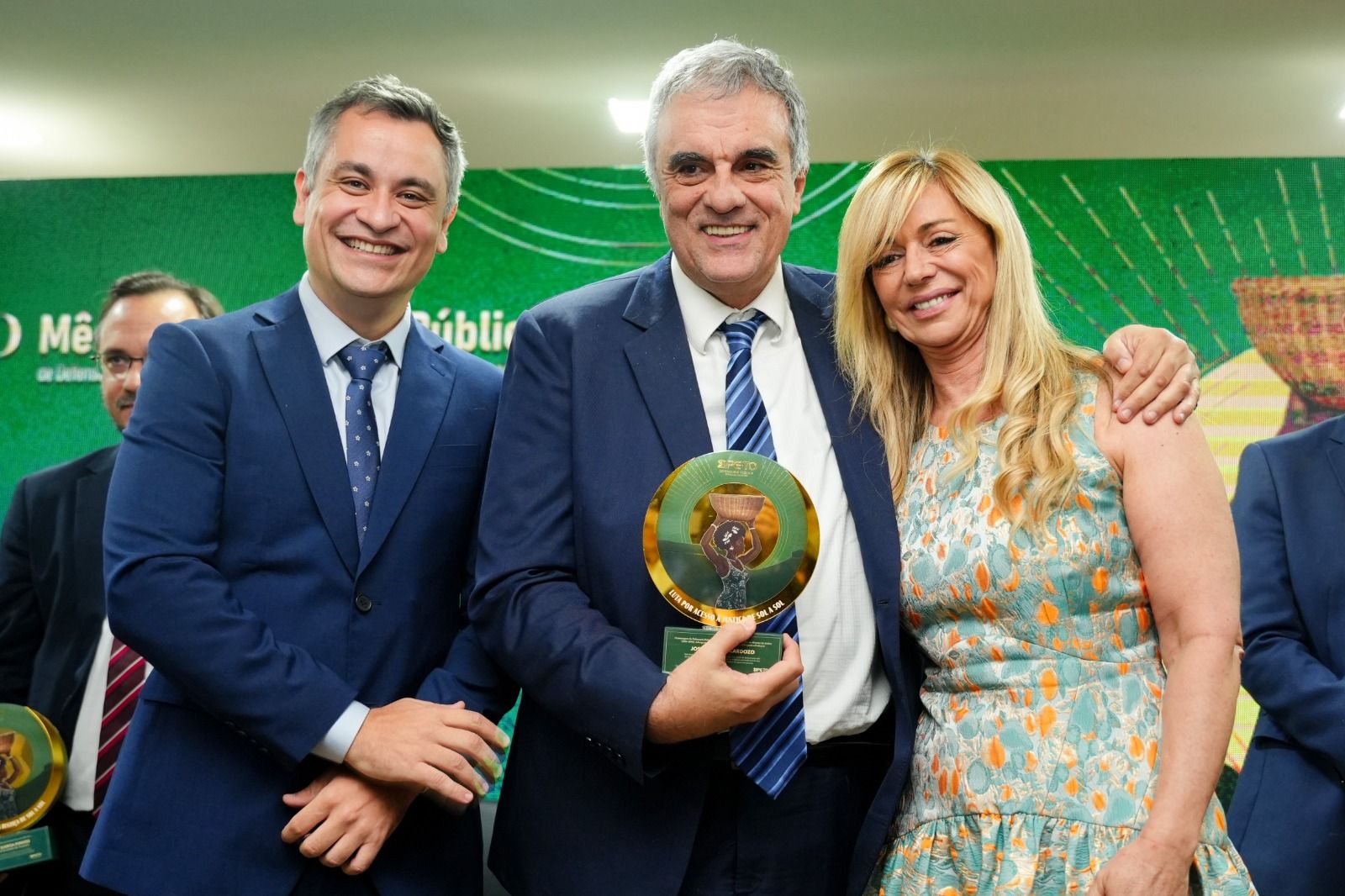 Homenageado José Eduardo Cardozo (C) com Pedro Alexandre e Estellamaris Postal