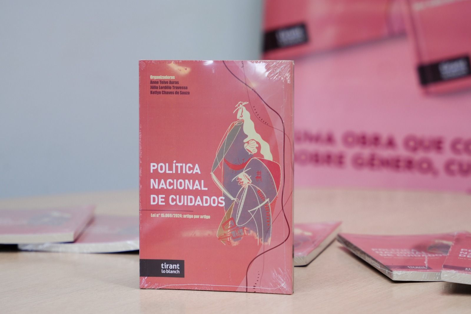 Na oportunidade, foi apresentado o livro Política Nacional de Cuidados – Lei nº 15.069/2024 artigo por artigo