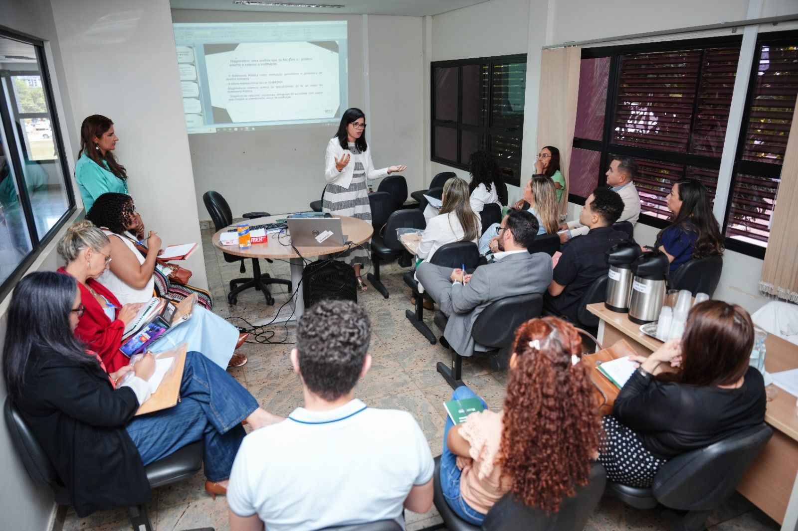 A defensora pública Firmiane Venâncio do Carmo Souza apresentou a oficina sobre Pessoa Idosa, Pessoa com Deficiência e Políticas Públicas