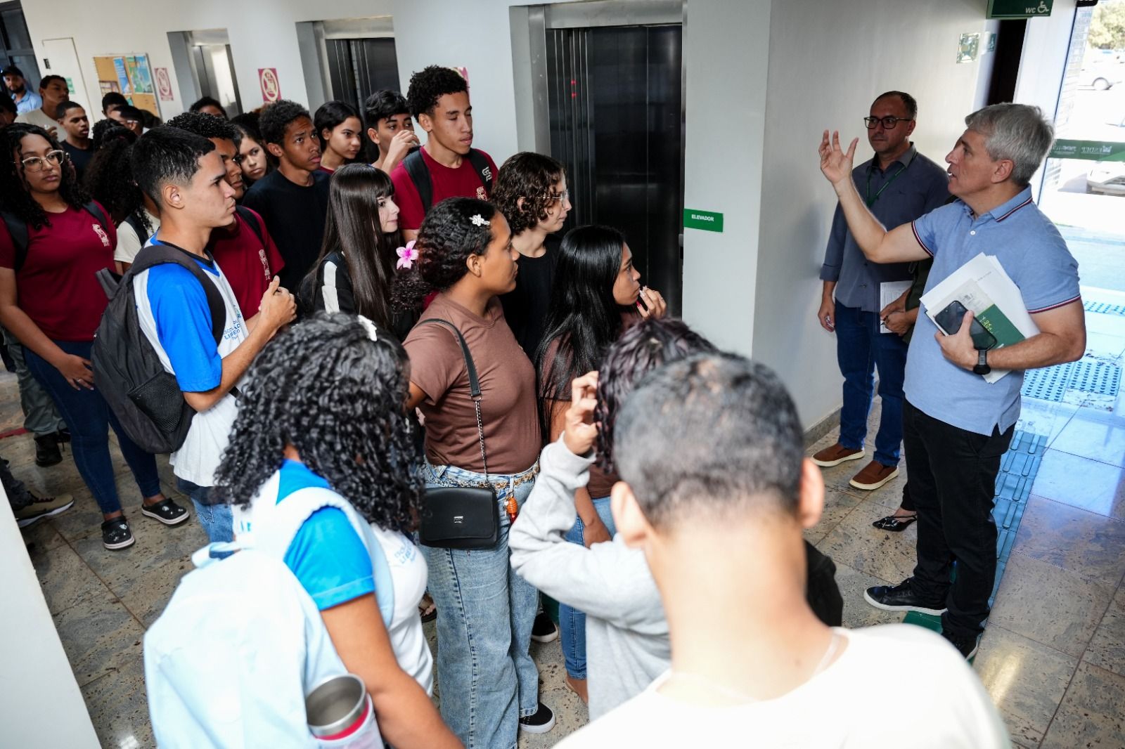 Durante a visita, houve um tour por todas as salas e departamentos da sede de atendimentos da DPE-TO