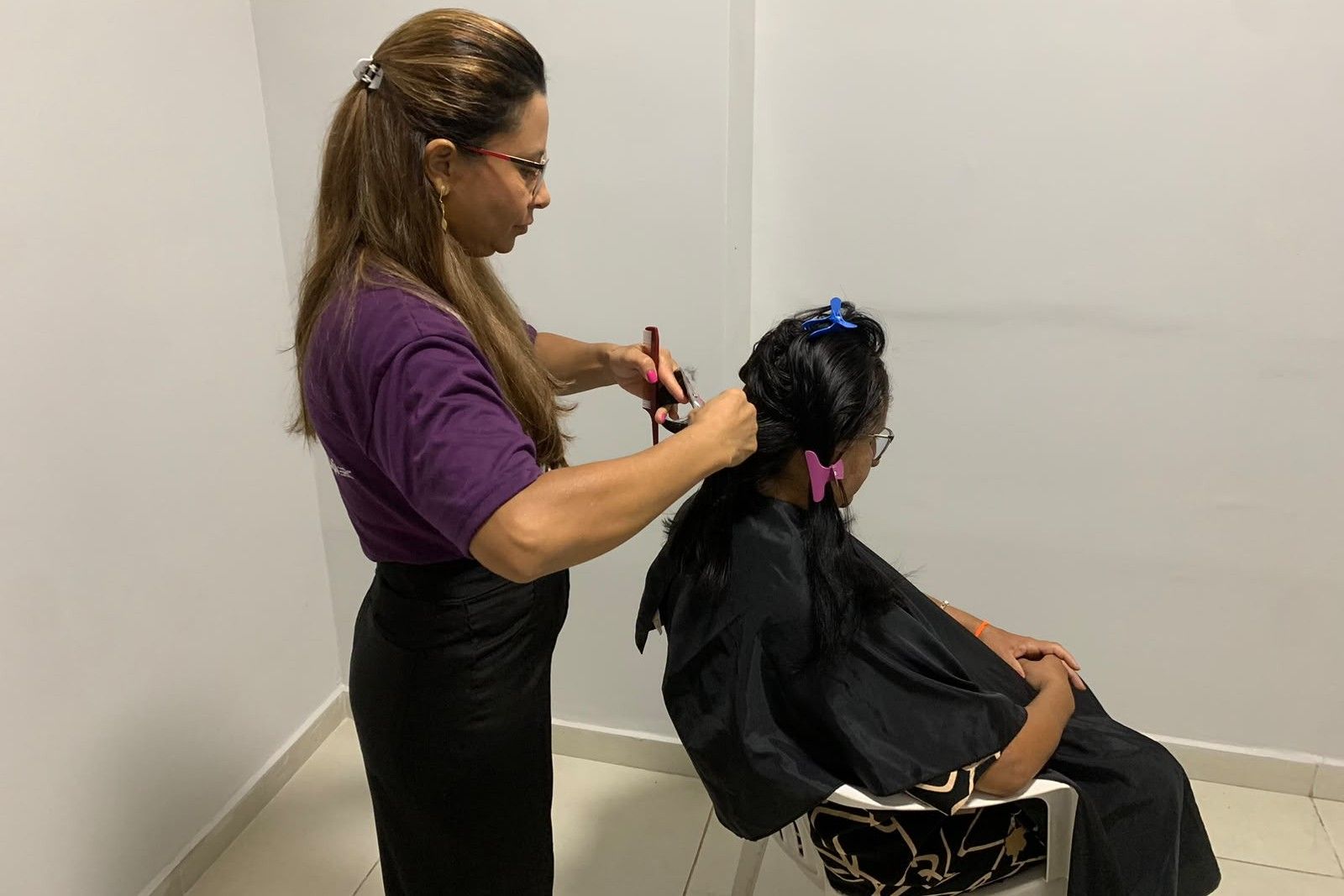 Serviço de corte de cabelo oferecido pelo Centro de Integração da Secretaria da Mulher, parceira do Projeto