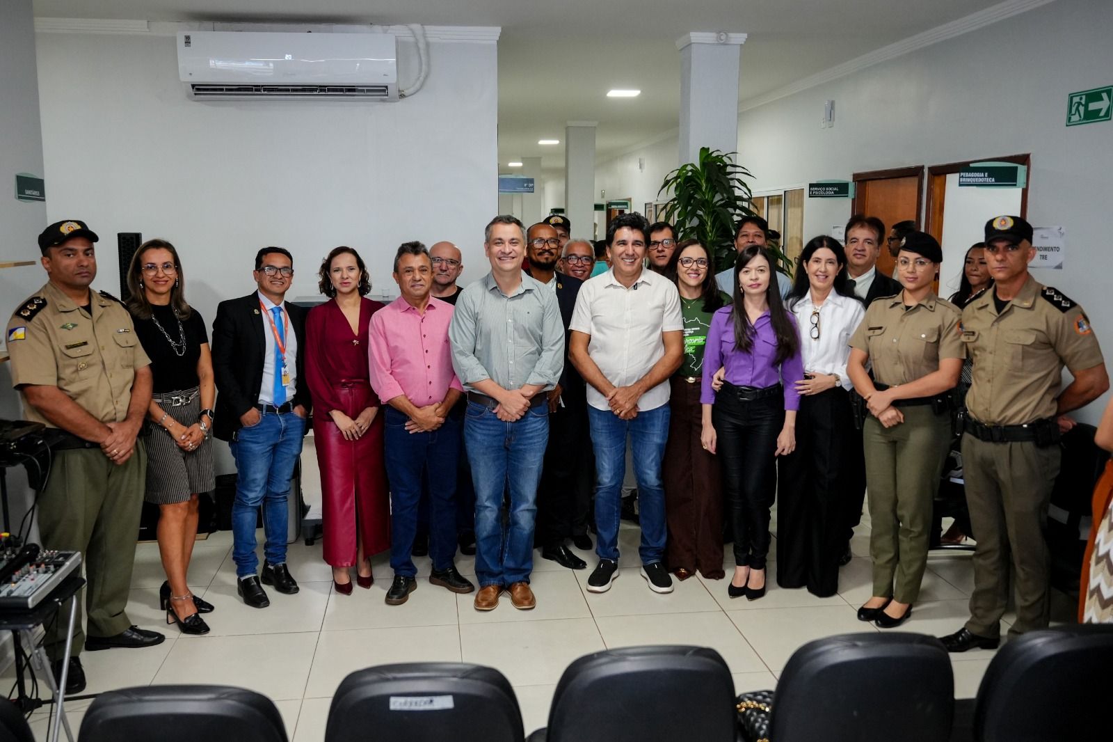 Autoridades e parceiros presentes na abertura da ação