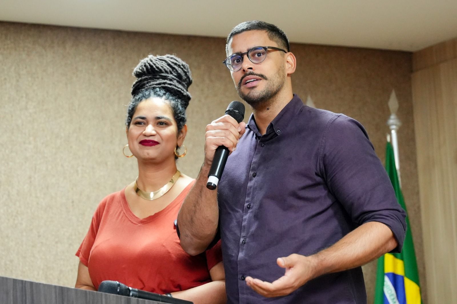 A vereadora Thamires Lima, do Coletivo Somos e o secretário extraordinário de Igualdade Racial e Direitos Humanos de Palmas, José Eduardo de Azevedo também participaram da solenidade de abertura