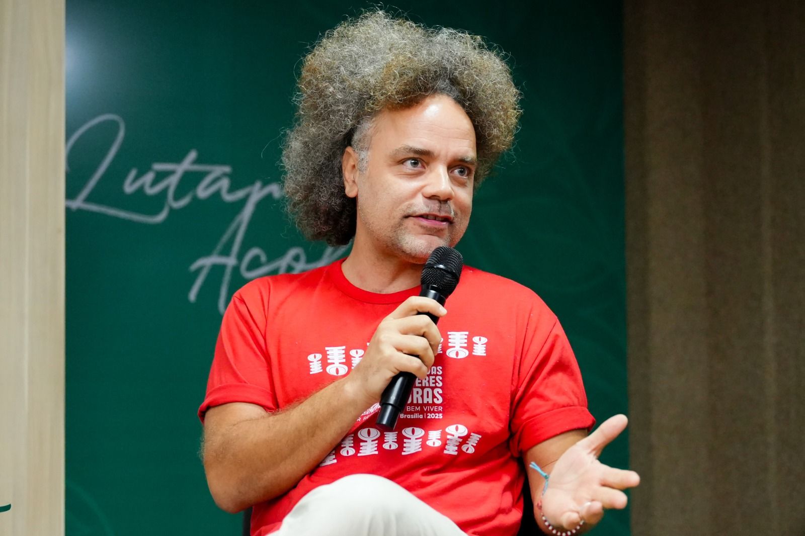 O pós-doutor Alexandre Bortolini fez uma retomada histórica da luta da população LGBTQIAPN+, destacando que a diversidade de identidades e formas de viver a sexualidade já existia entre os povos originários antes mesmo da colonização