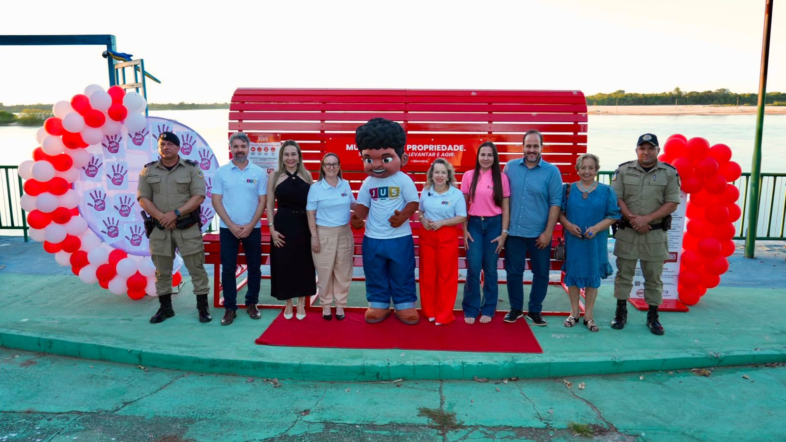Inauguração do Banco Vermelho na orla da cidade