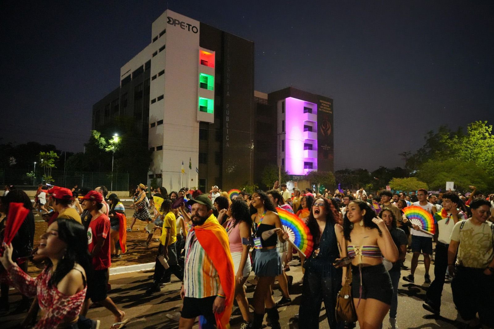 A comunidade LGBTQIAPN+ levou sua mensagem de orgulho e diversidade às ruas, passando em frente à sede de atendimentos da DPE-TO, durante a Parada