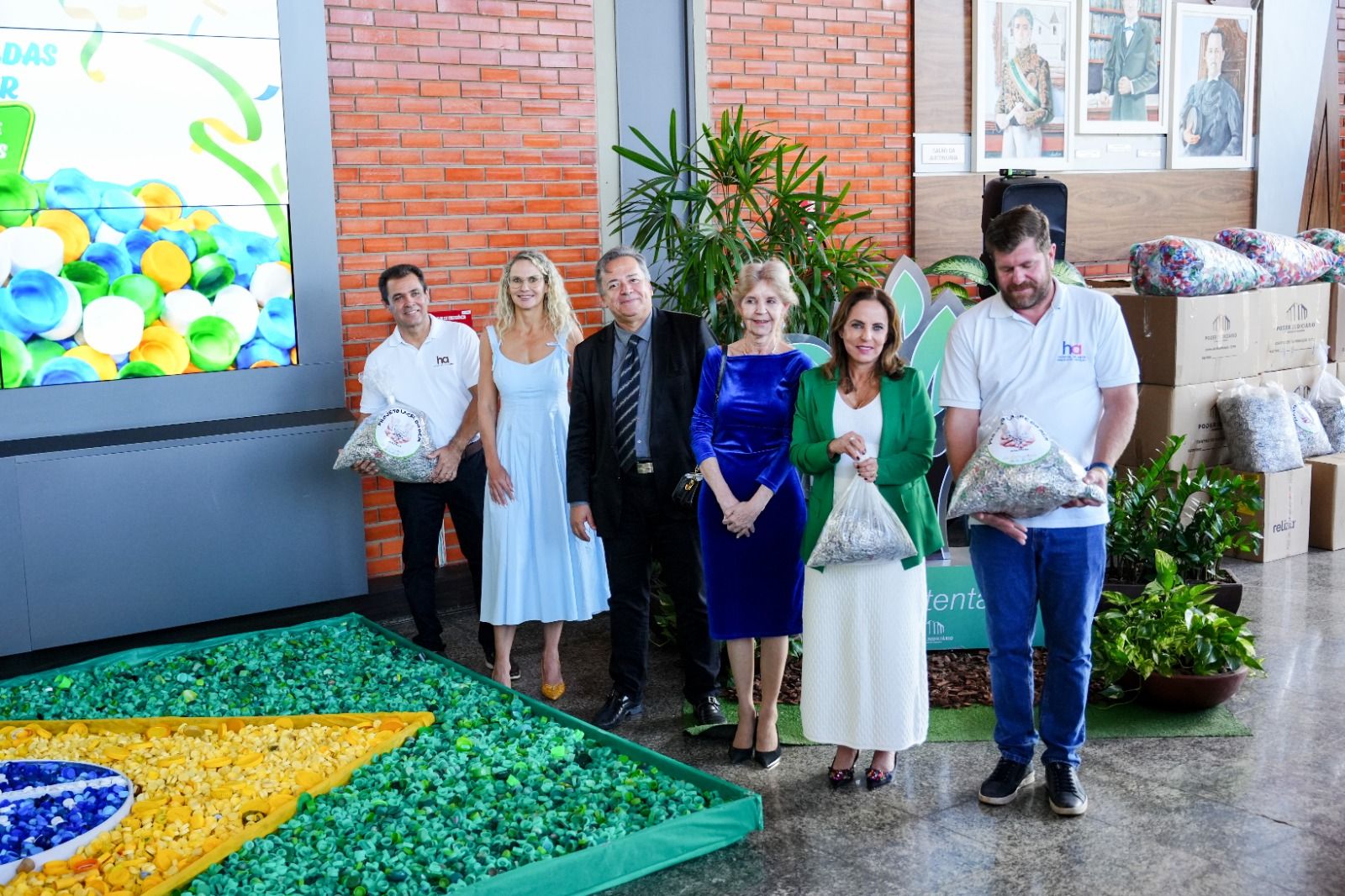 Franciana Di Fátima também acompanhou a entrega de mais de 2,5 toneladas de tampinhas plásticas e lacres de alumínio arrecadados para o Hospital de Amor de Palmas