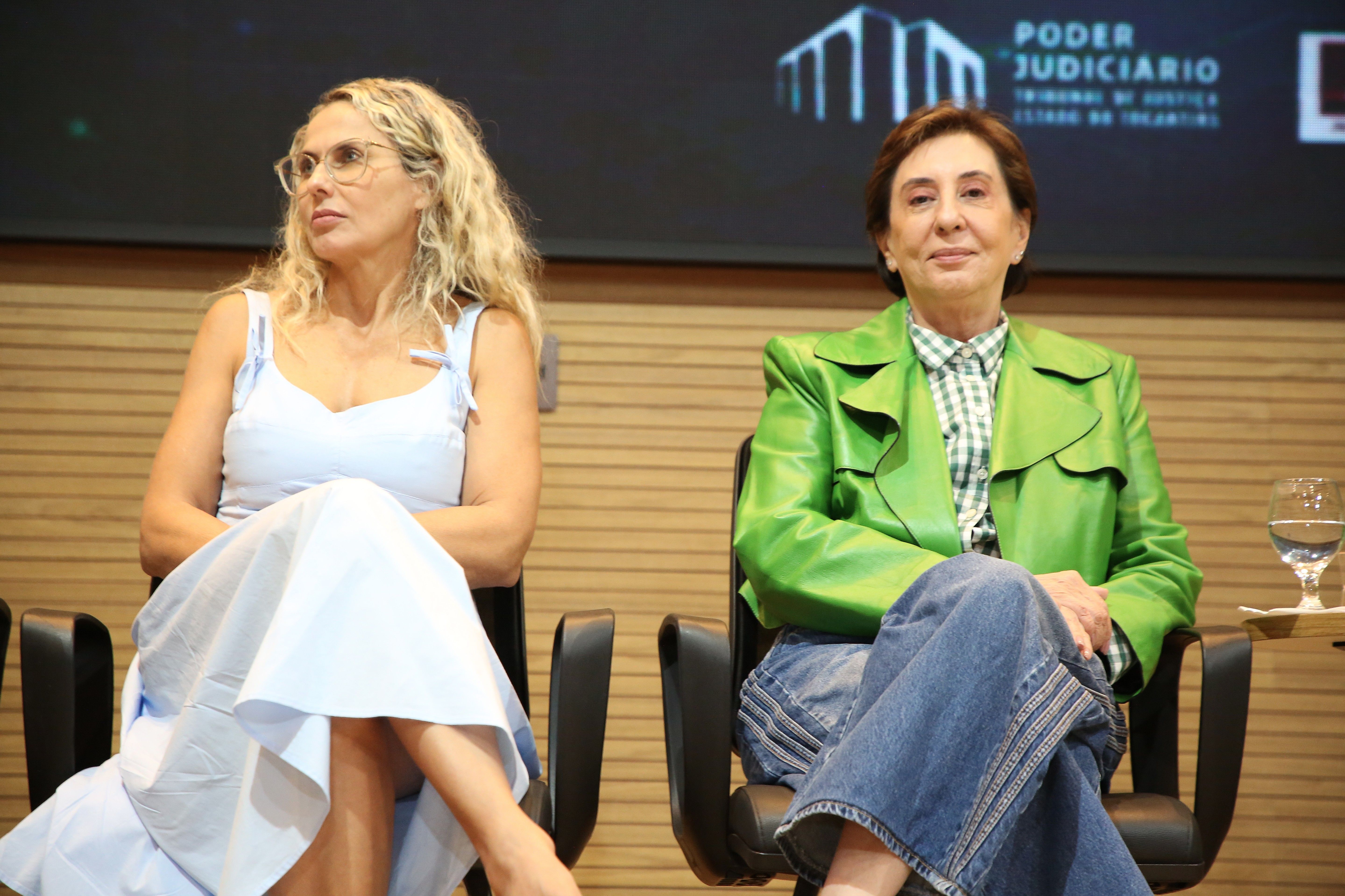 Coordenadora do NDDH (E) presente na solenidade