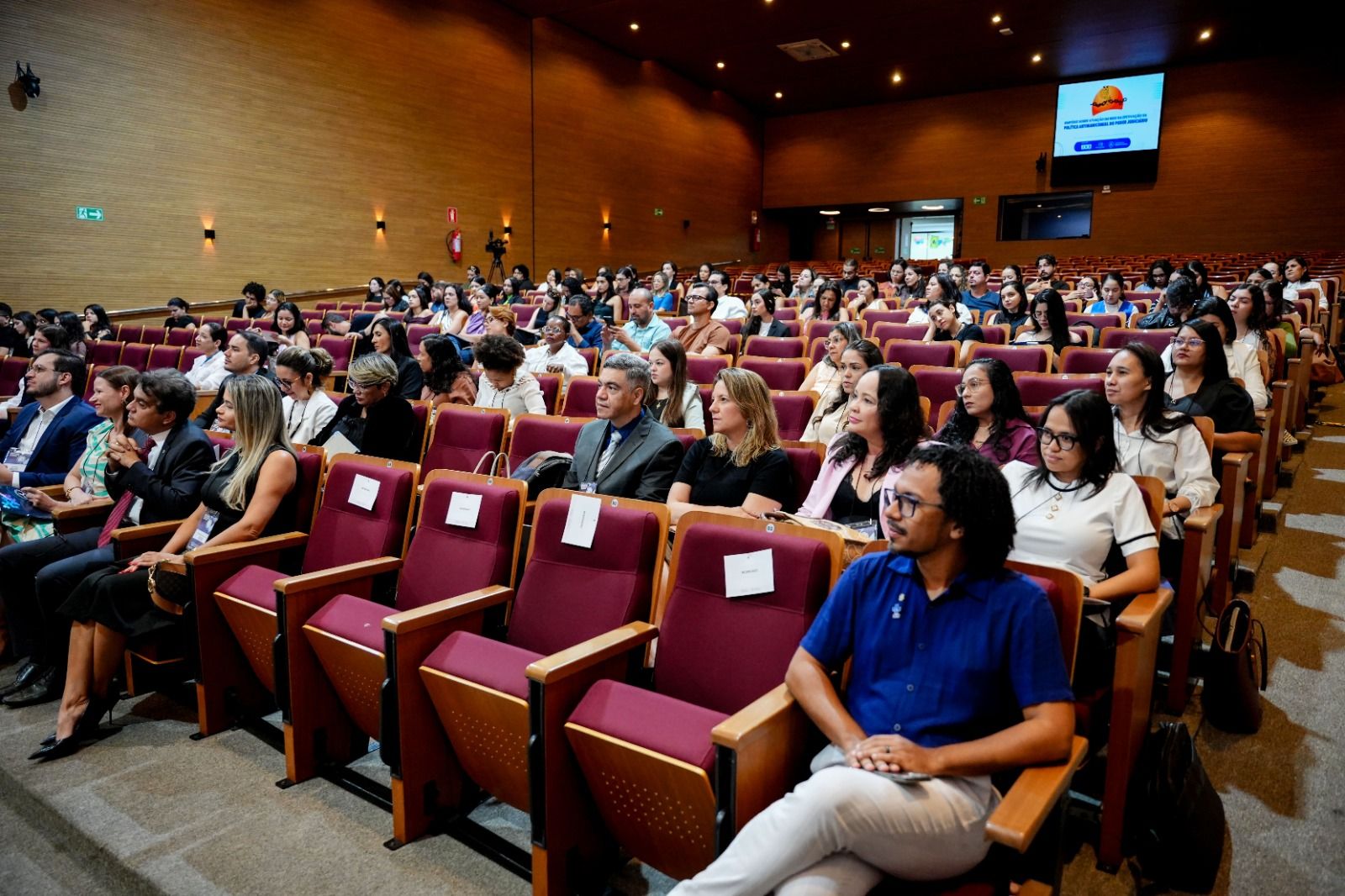 Os defensores públicos Freddy Alejandro, Larissa Pultrini (centro)  e Napociani Póvoa participaram da abertura do Simpósio sobre a política antimanicomial no judiciário