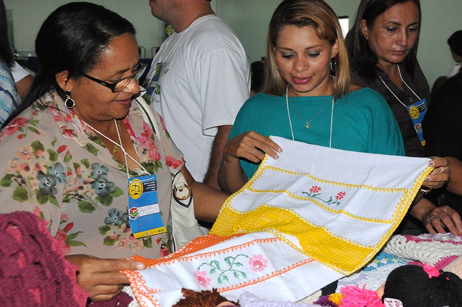 Elisa Pinto Alves Aquino durante exposição do Bazar no auditório do Hotel Turim