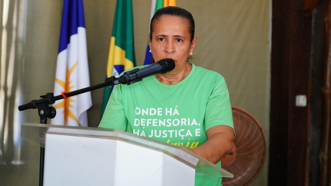 A defensora pública Teresa de Maria durante participação na solenidad ede entrega dos registros