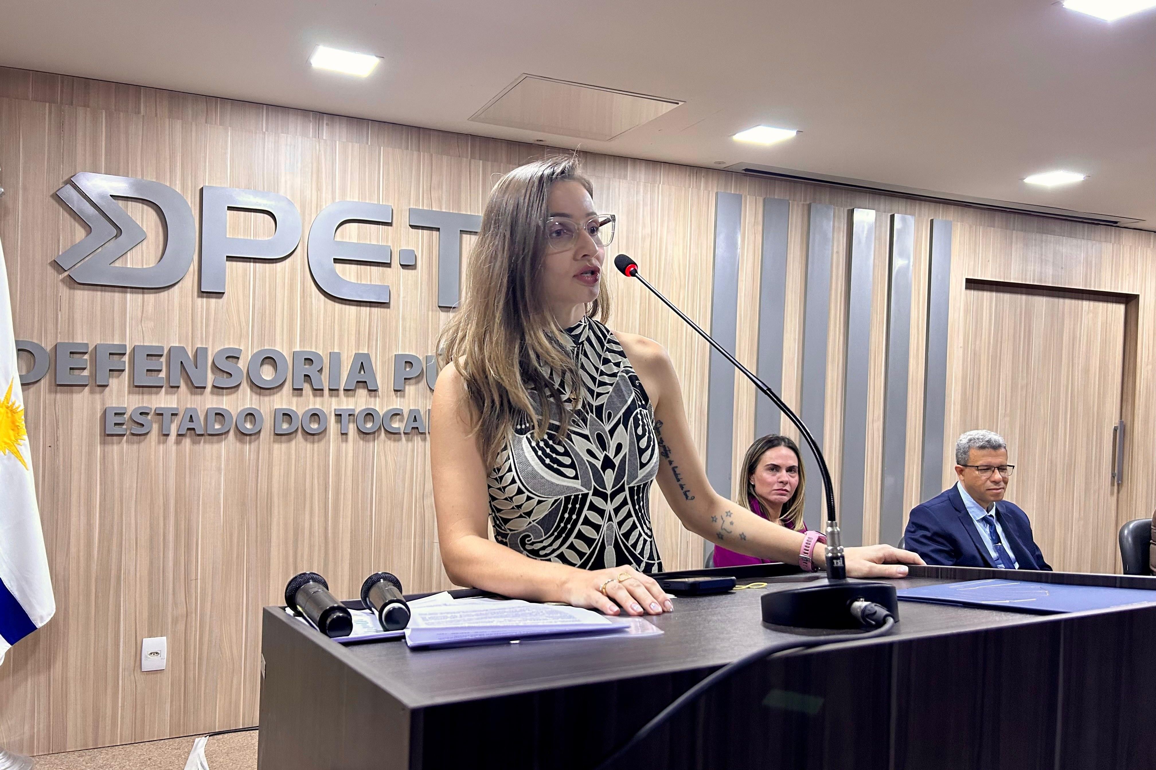 A defensora pública Flávia Hardt Schreiner, que é coordenadora do Nudem, representou a instituição