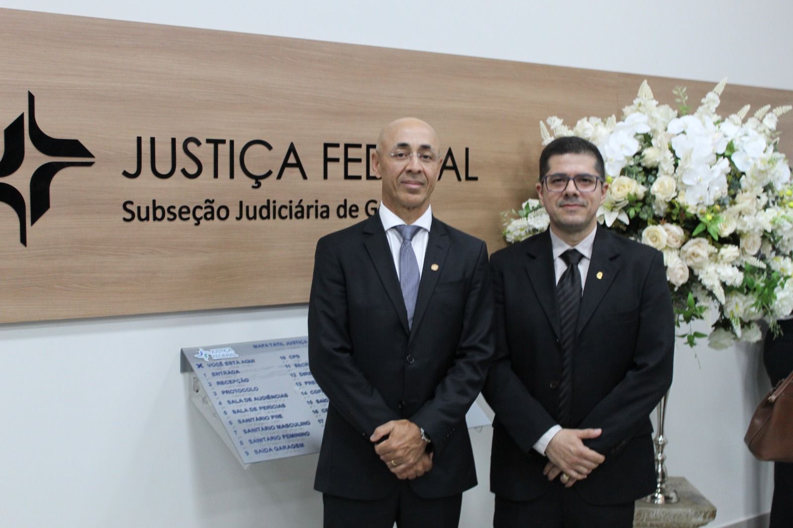 Leandro Gundim (D) com o diretor do Foro da SJTO, juiz federal Wagmar Roberto Silva
