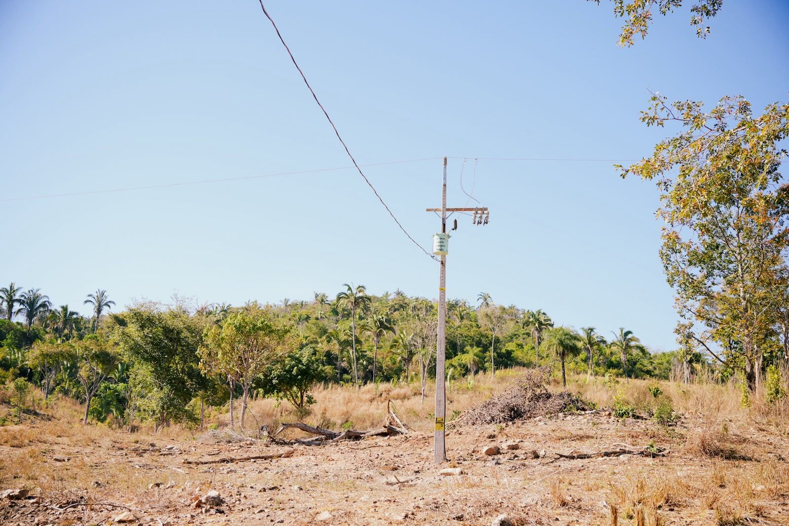 Conforme a Energisa, a obra de eletrificação da comunidade tradicional Pé do Morro foi concluída após a obtenção da Declaração de Utilidade Pública