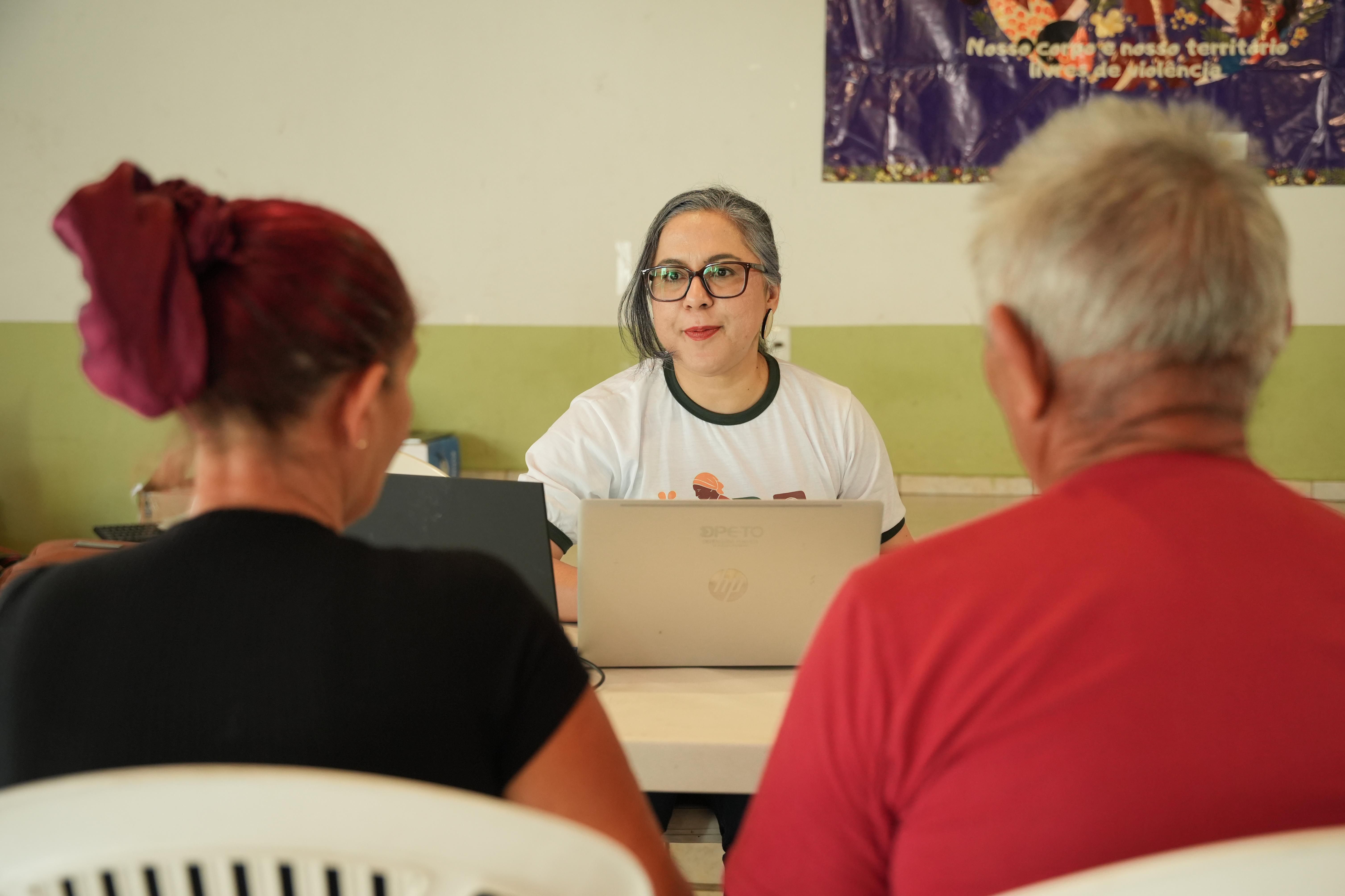 Defensora pública Kenia Martins prestou atendimento durante a ação