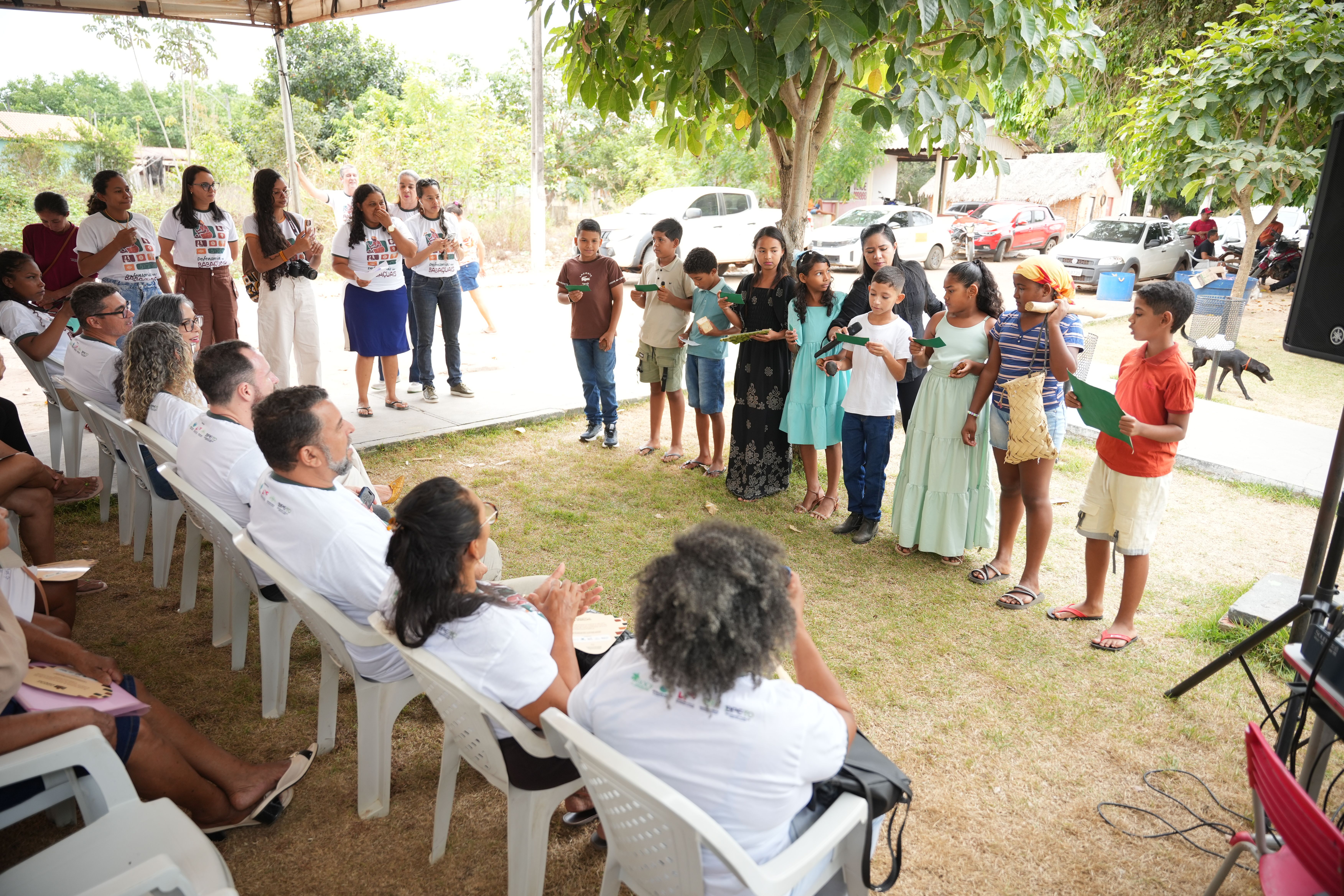 Apresentação de jogral de alunos da Escola Municipal Antônio Firmino que representaram cada produto do coco babaçu, como a amêndoa e o azeite