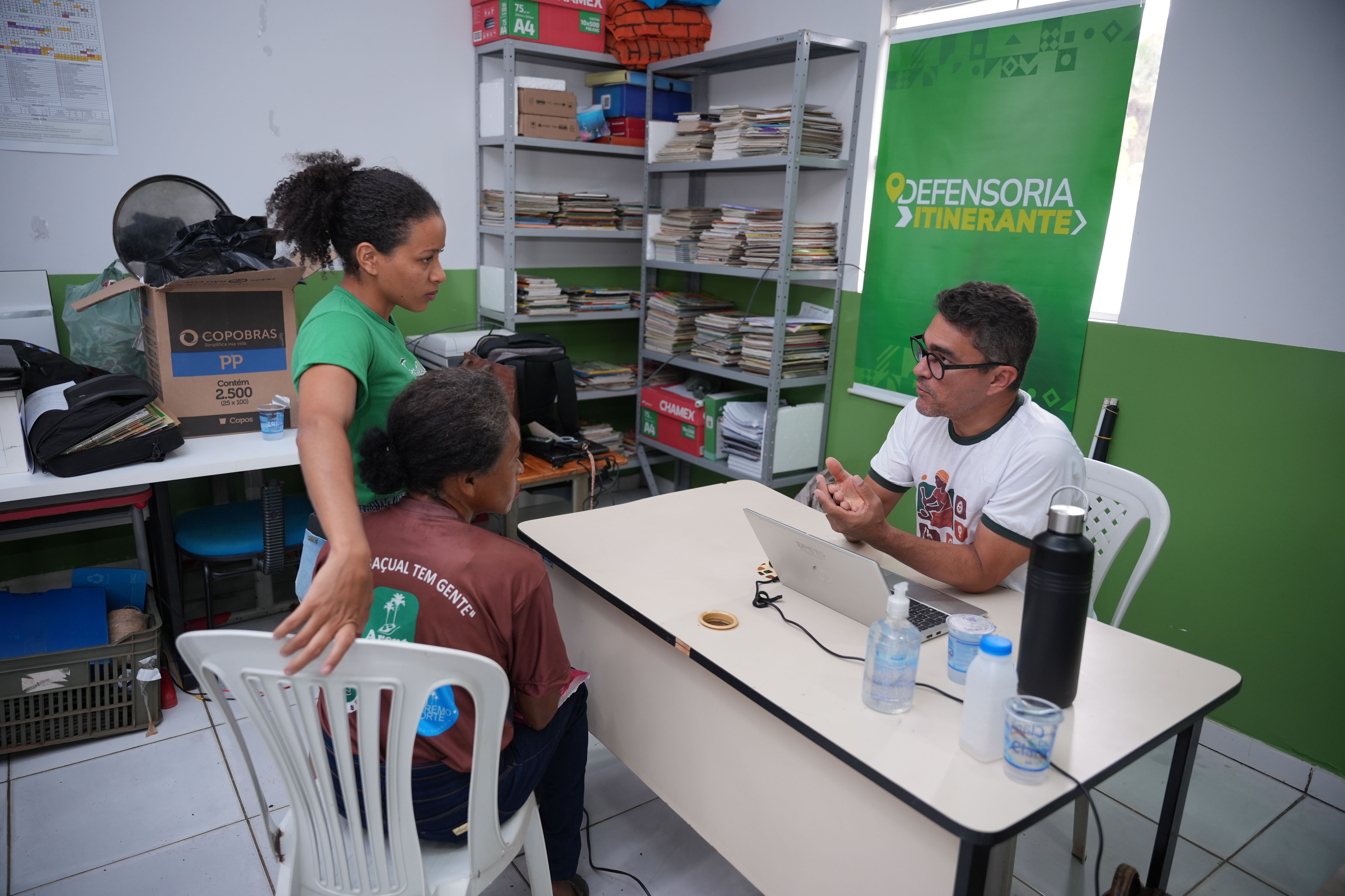 Defensor público Gidelvan Sousa Silva em atendimento na ação