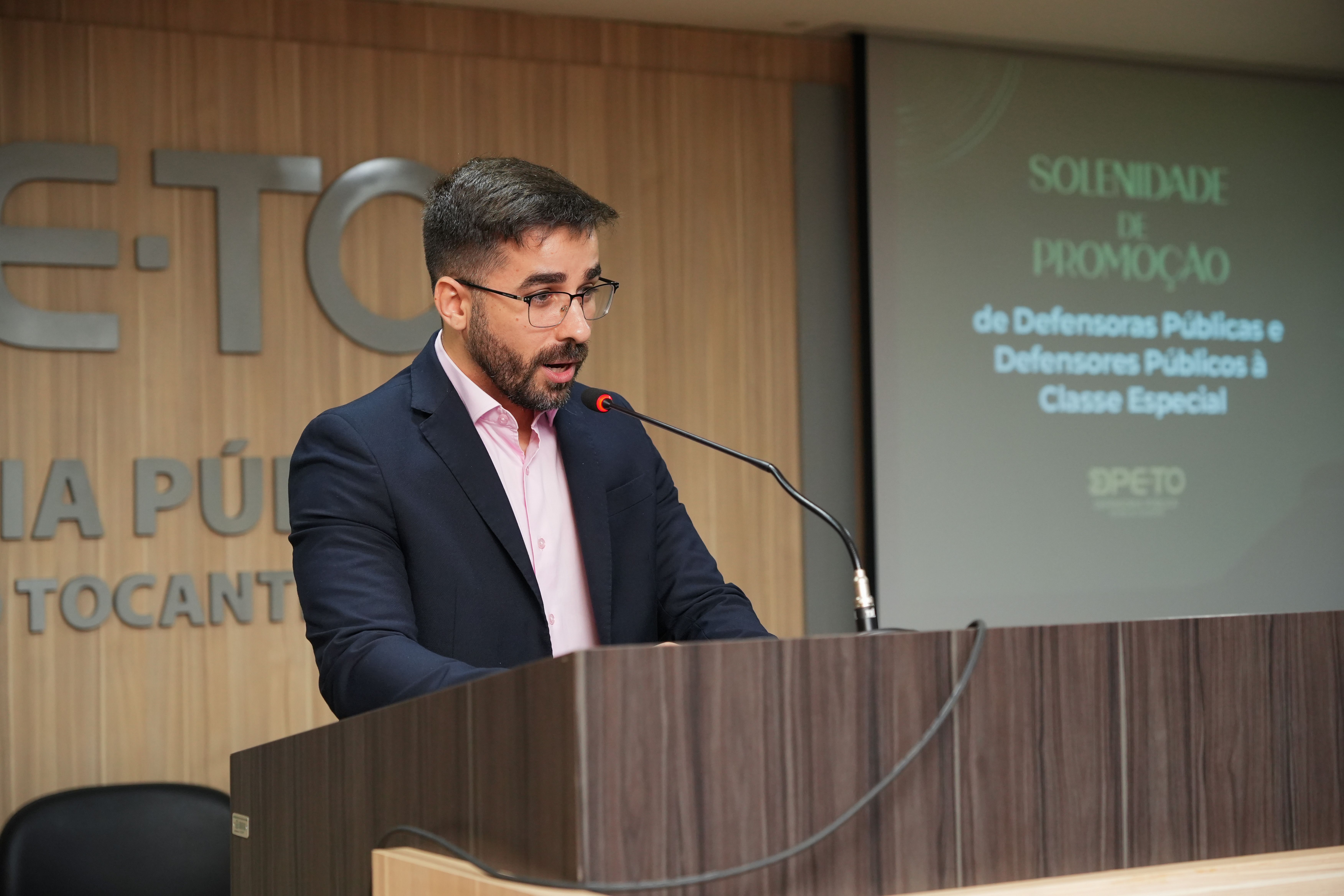 Lucas Monteiro, filho do defensor público Fábio Monteiro, que falou em nome dos familiares presentes