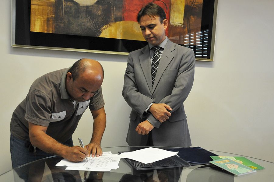 Defensor público geral, Marlon Amorim,  e o  presidente da Abraço-TO, durante assinatura