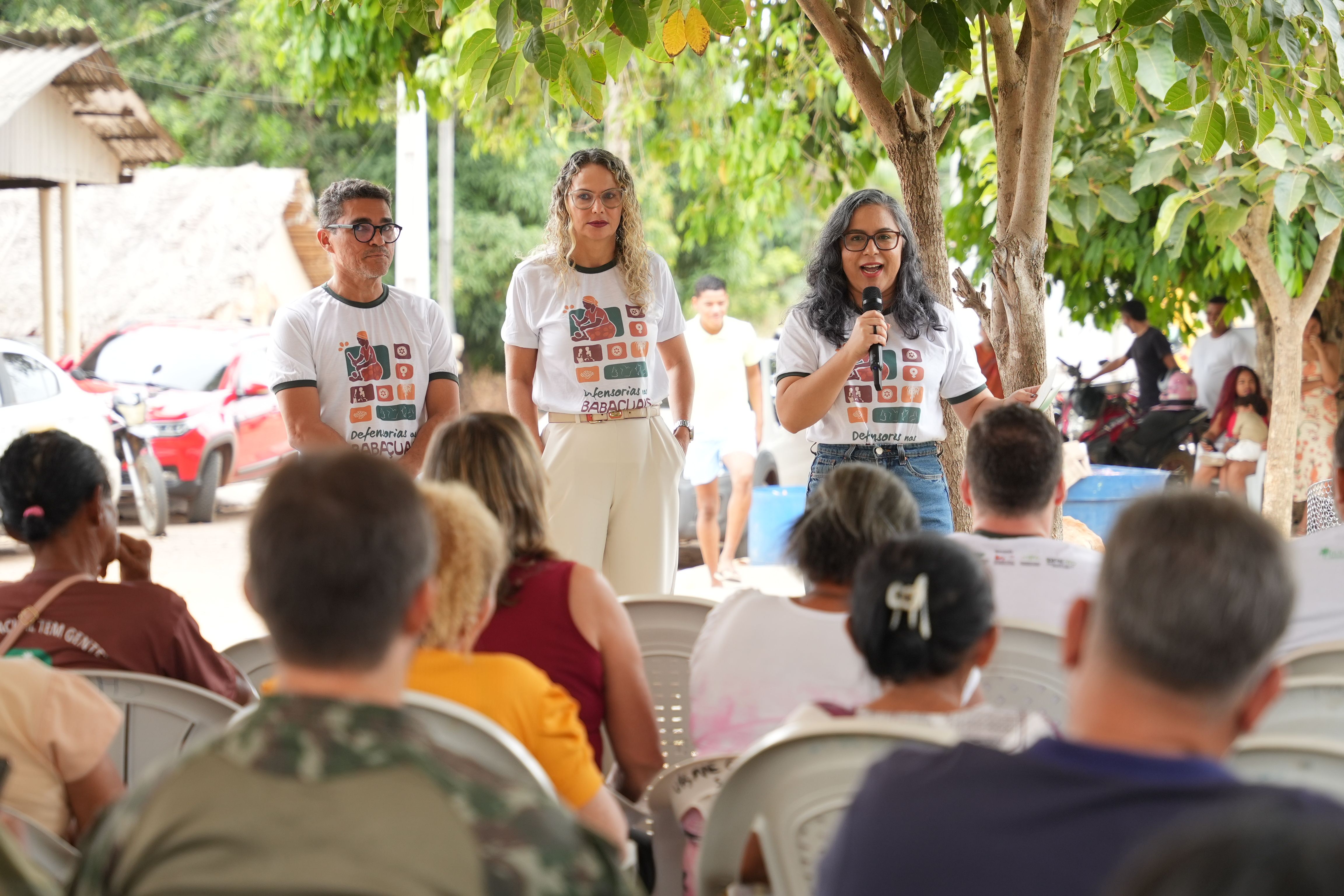 Os defensores públicos Gidelvan Sousa Silva (esq), Franciana Di Fátima Cardoso (centro) e Kenia Martins (dir), durante o Projeto