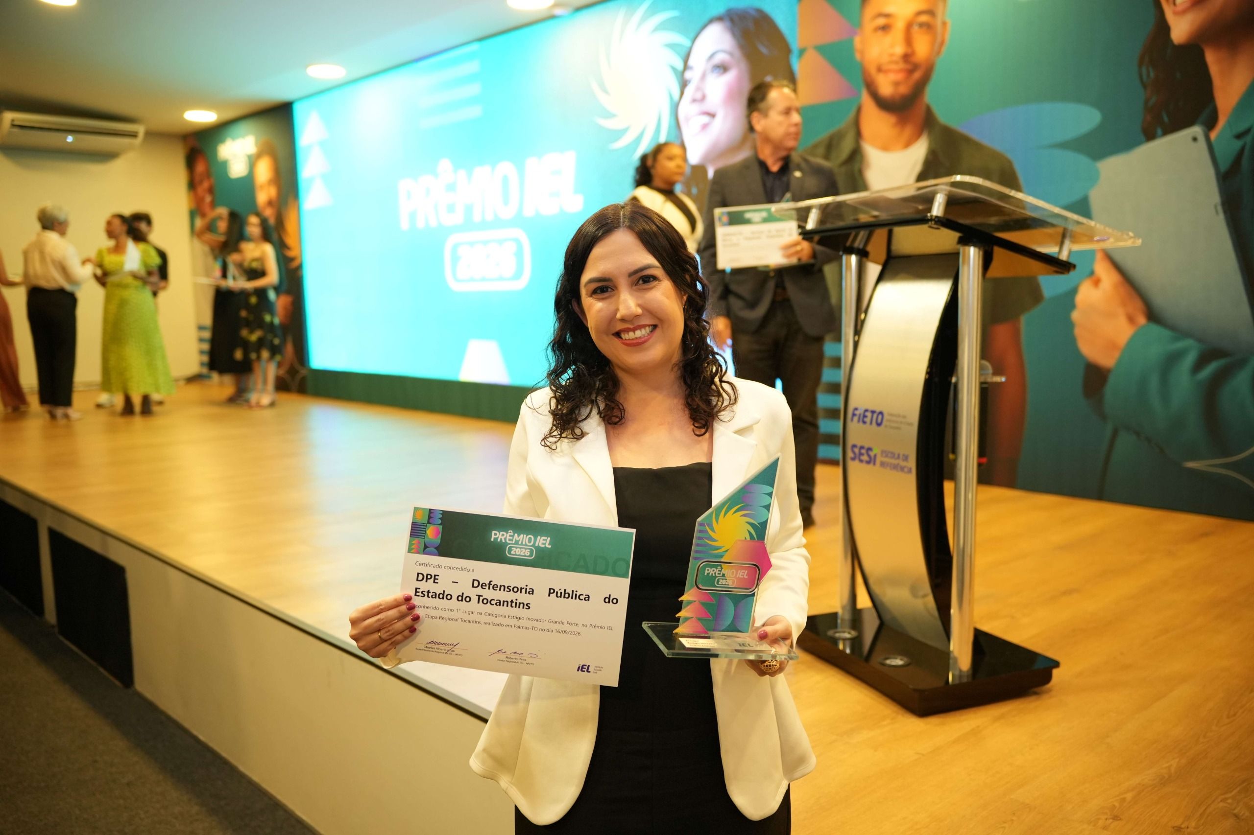 Viviam Bernardes com a premiação pelo 1º lugar na categoria “Estágio Inovador - Grande Porte