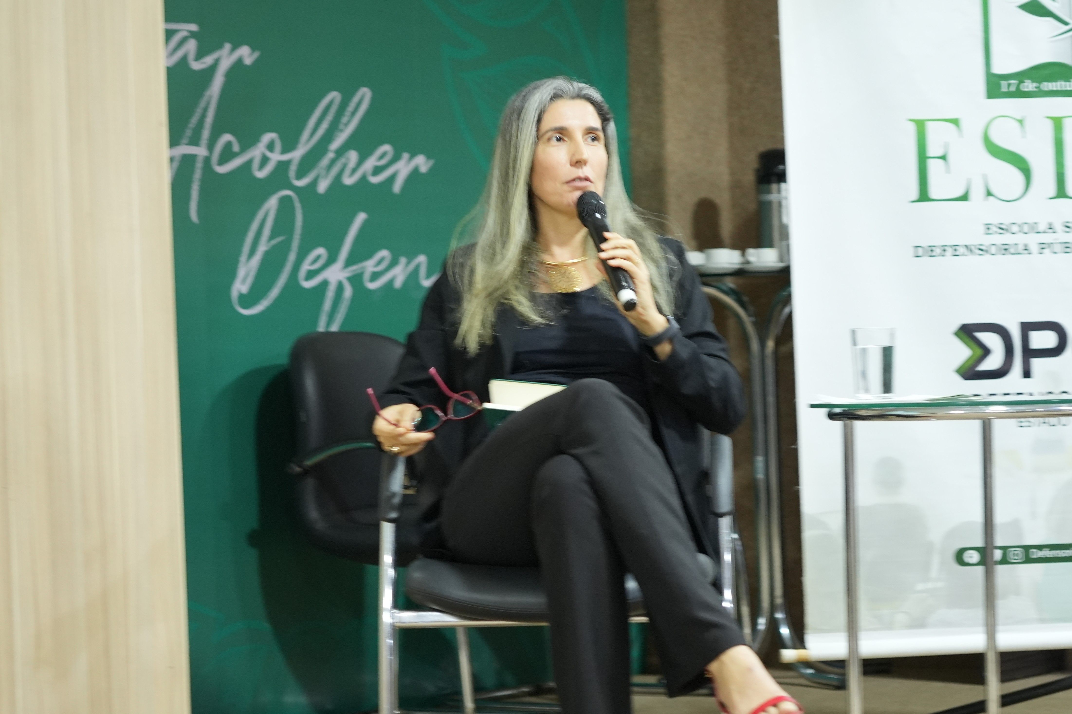 Defensora pública Elydia Monteiro mediou mesa redonda