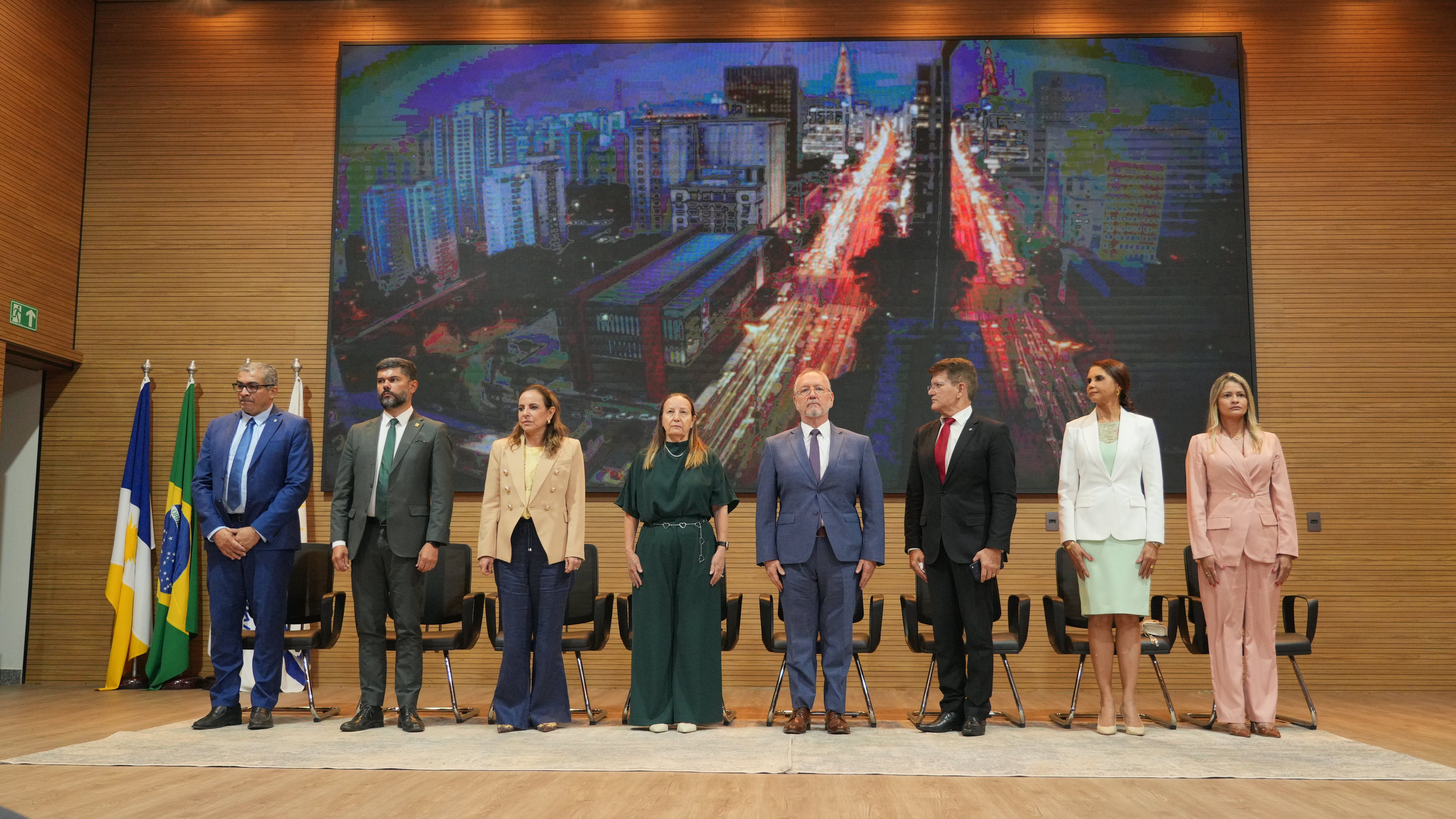 Esteve presente o corregedor-geral Neuton Jardim dos Santos (E)
