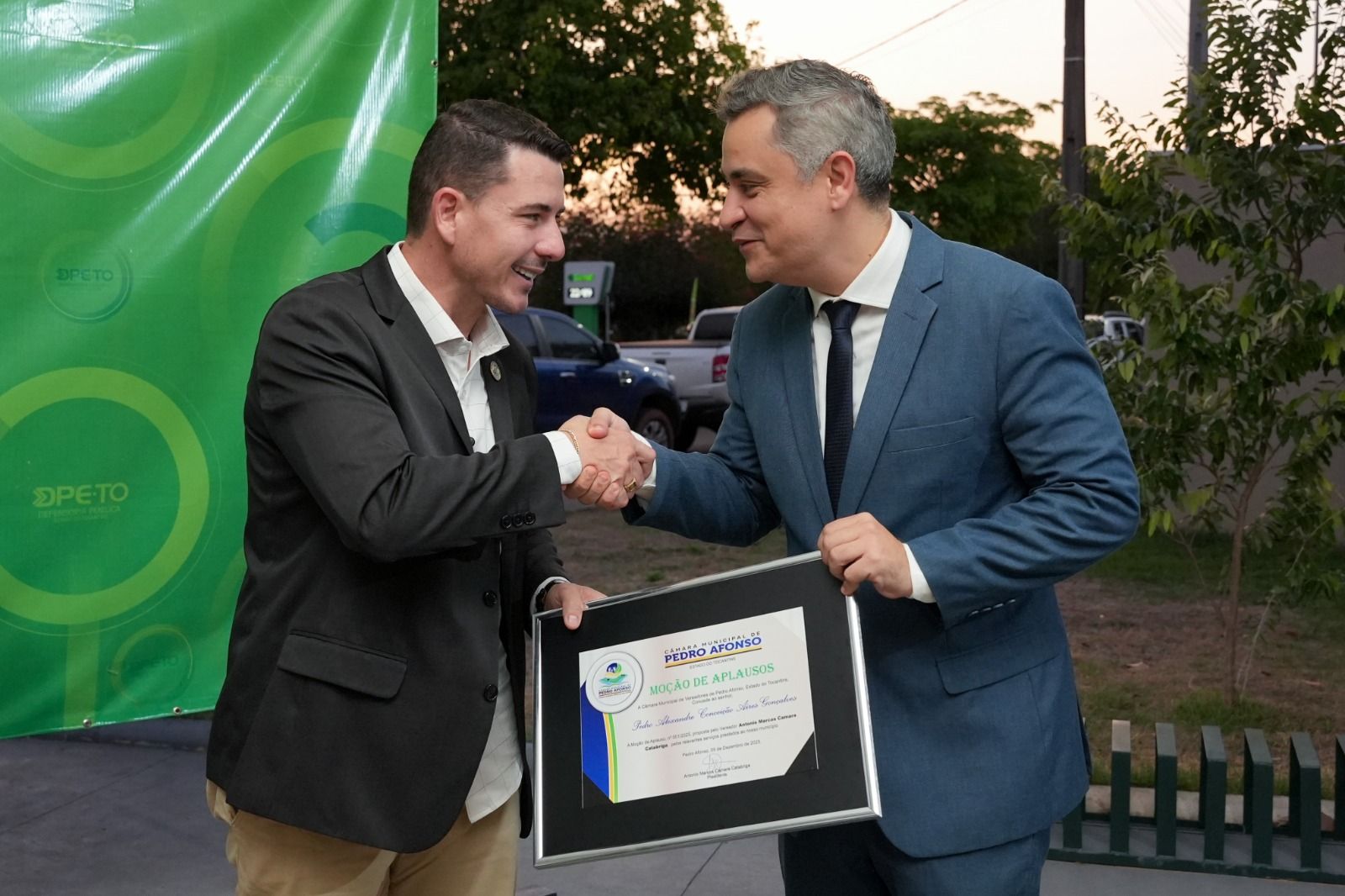 Pedro Alexandre (D) ao receber a homenagem do vereador Marquim Catabriga