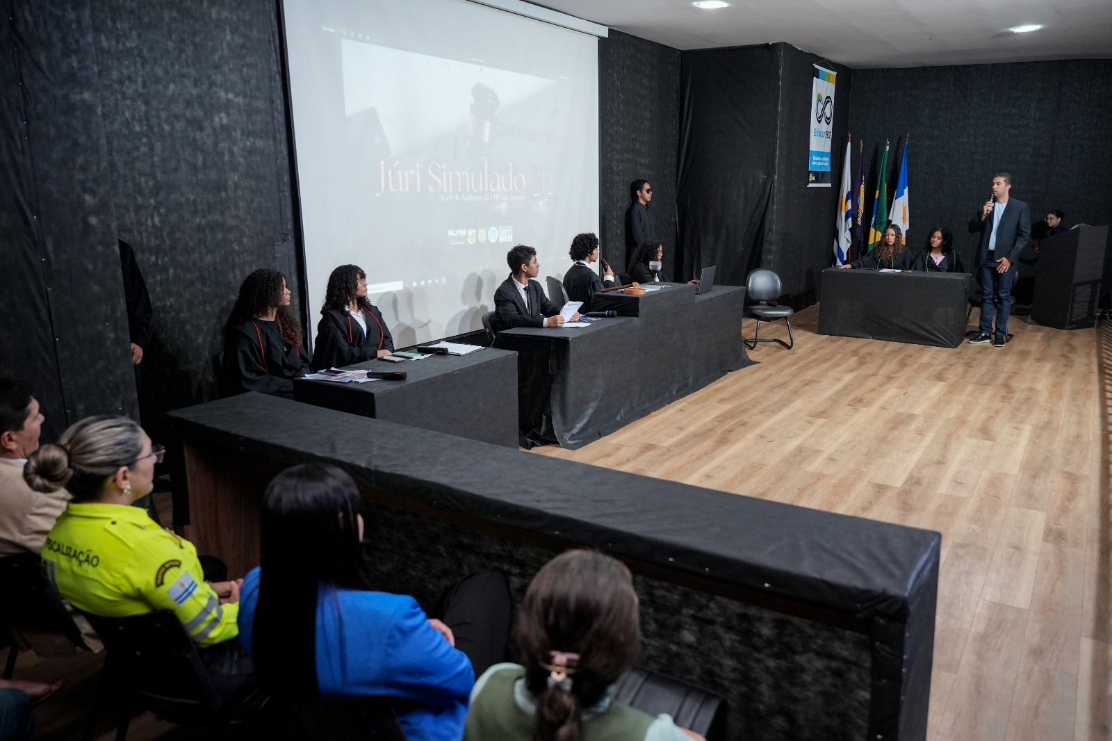 A atividade reproduziu as etapas e os personagens de um tribunal do júri a partir de um caso fictício envolvendo crime de trânsito