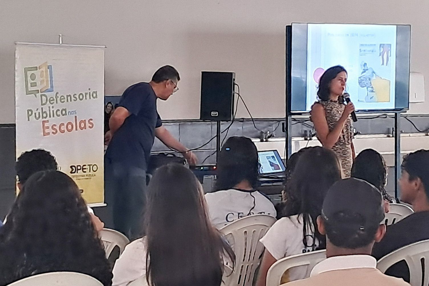 A defensora pública Téssia Carneiro ainda destacou a importância da construção de um ambiente escolar livre do machismo