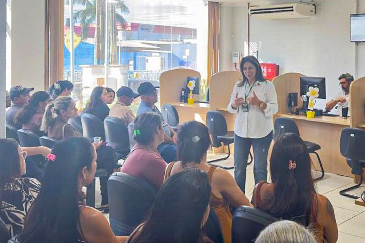 Psicóloga Izabel Cristina Izzo conversou com assistidas(os) da Instituição