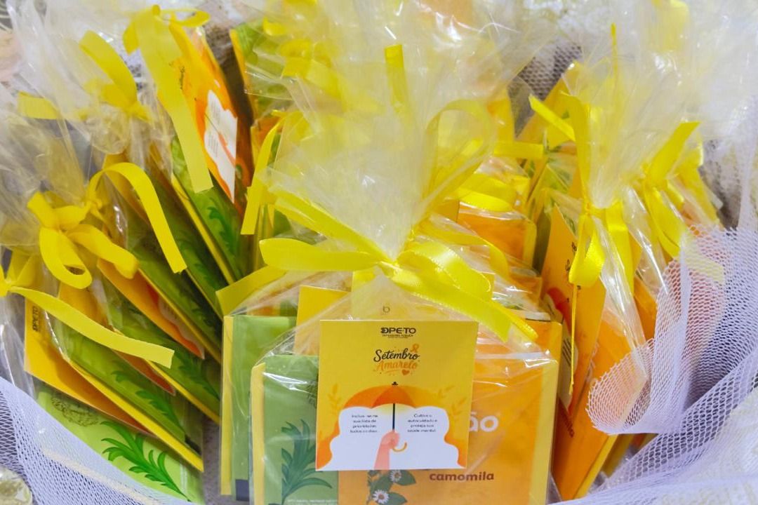 Na ocasião foram entregues kits com mensagens motivacionais e sachês de chá