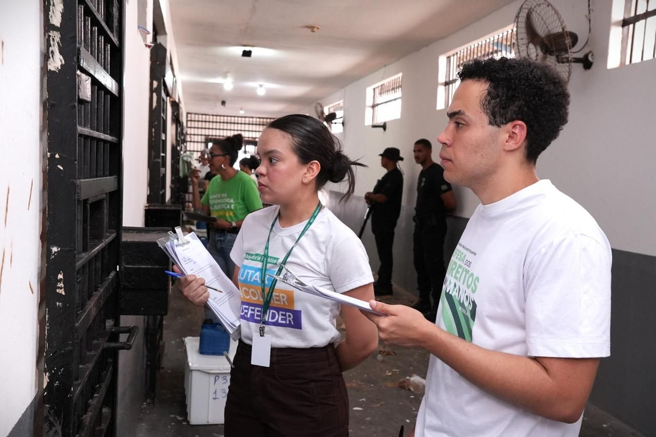 Servidores da DPE-TO em conversa com internos da unidade