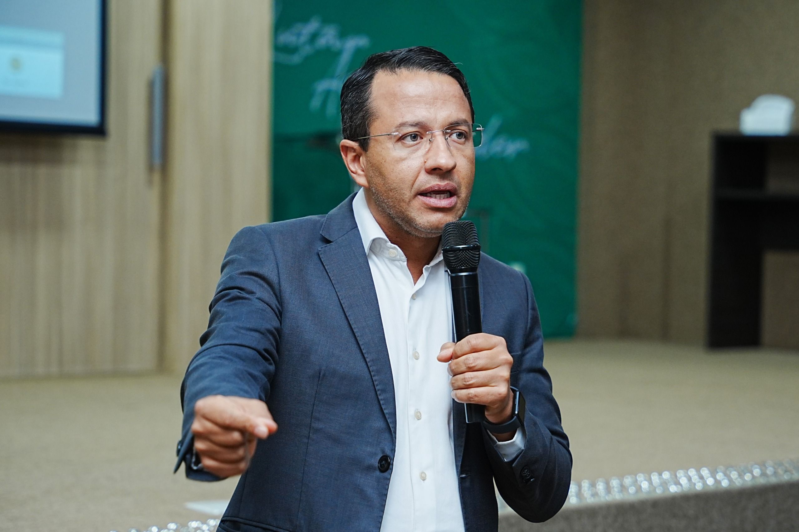 "Foi nessa Constituição de 1988 que, pela primeira vez, a Defensoria Pública se organizou como um instrumento oficial de Estado para garantir os direitos fundamentais”, disse o defensor público Leonardo Coelho, ao receber os acadêmicos