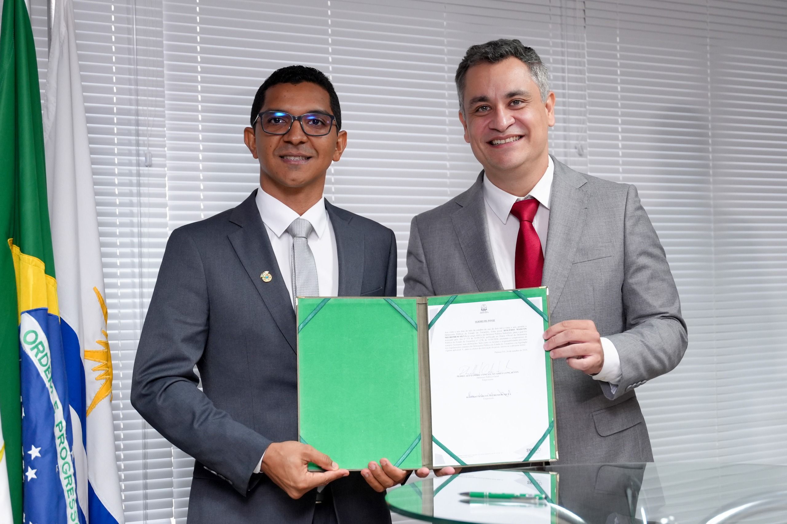 Pedro Alexandre (D) deu posse a Rogério Marcos Milhomem Silva
