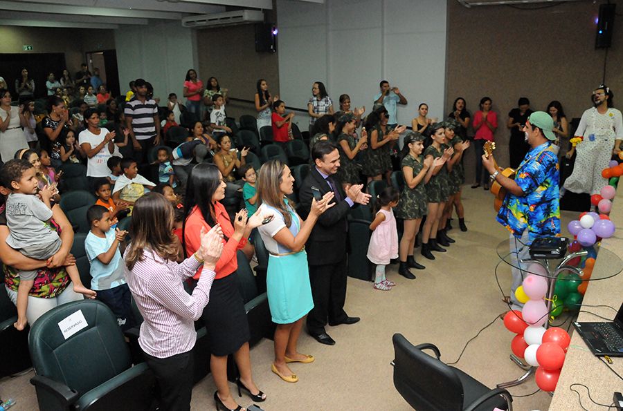 Palhaço Caçapa Caçarola convidando pequeninos e grandões a entrar na brincadeira