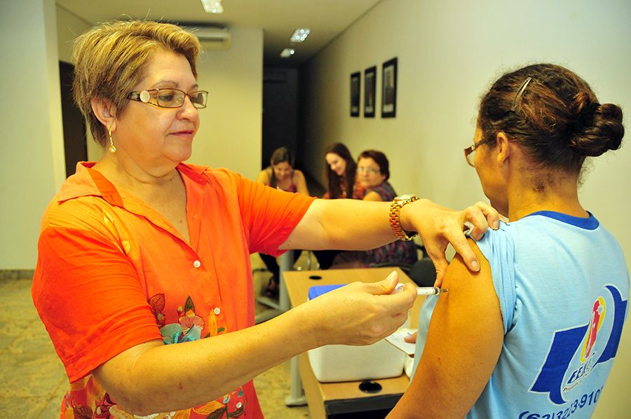 Olga (D) atualizou a sua caderneta de vacinas