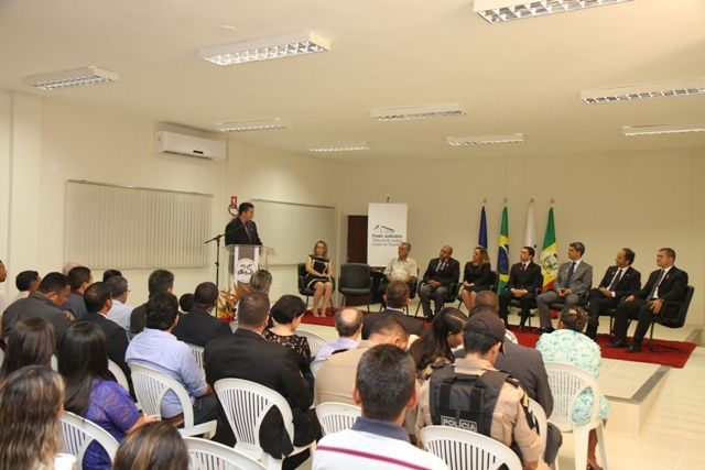 Defensor público Luís Sá discursa no evento.