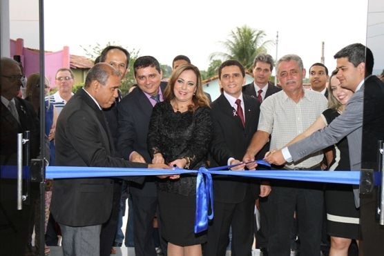 Autoridades desenlaçam fita inaugural.