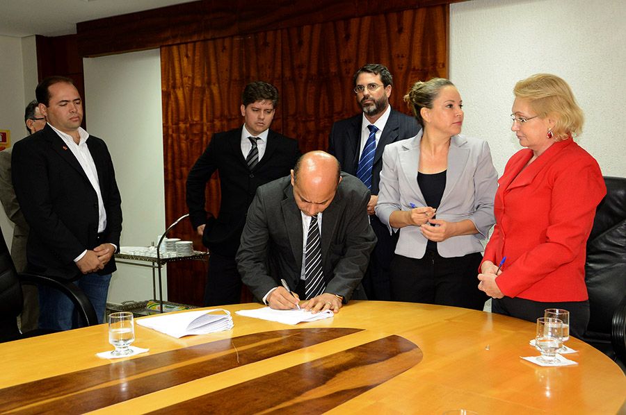 Defensor público e coordenador do Nudecon durante assinatura do TAC