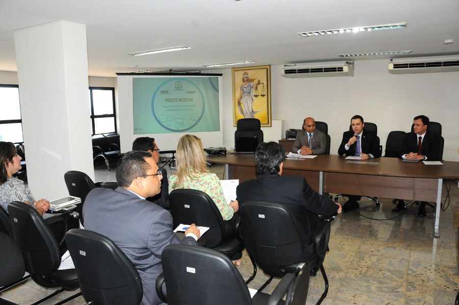 Defensor público Edivan de Carvalho Miranda, subdefensor público geral, Alexandre Augustus Elias El Zayek e o gerente de normas da Diretoria de Autorregulação da Federação Brasileira dos Bancos – FEBRABAN, Evandro Zuliani.