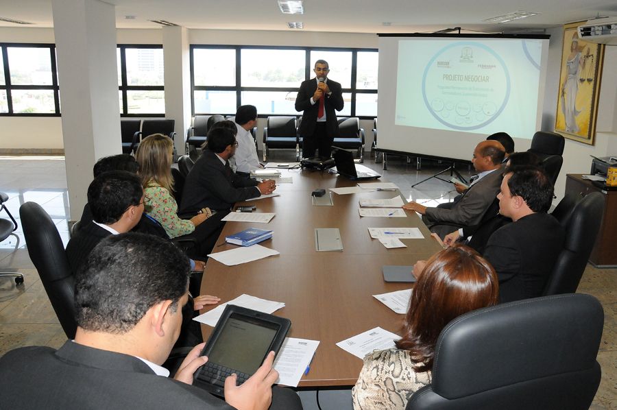 Assessor Nudecom Ádamo Póvoa duante apresentação do  Projeto Negociar.
