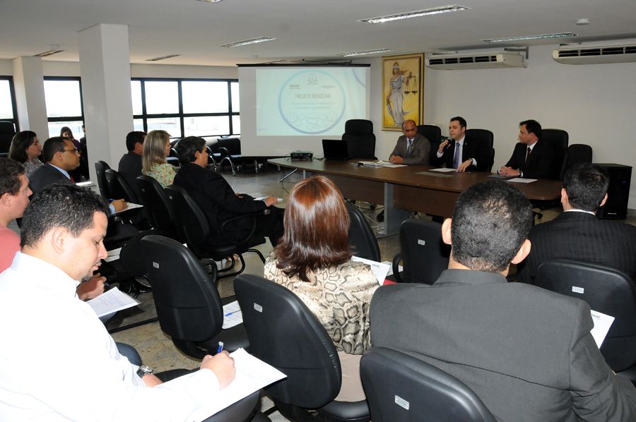 Assessor Nudecom Ádamo Póvoa duante apresentação do  Projeto Negociar.