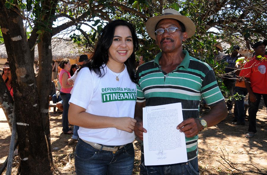 Defensora pública Kênia Martins Pimenta Fernandes e pres. da Assoc. dos Kalunga do Mimoso, Emílio Rosa