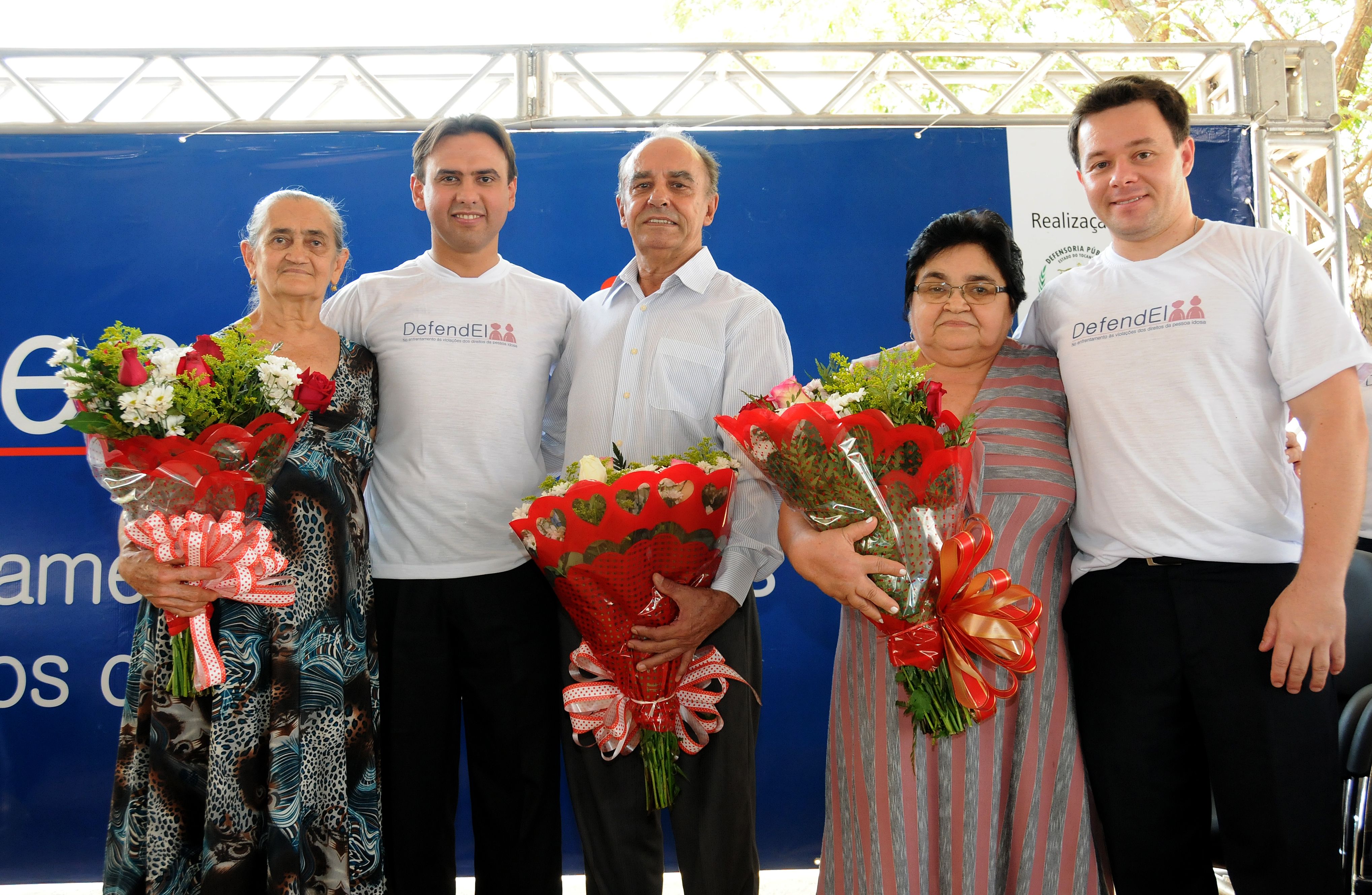 Homenageados recebendo reconhecimento